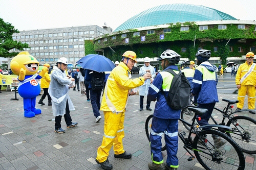 HD현대중공업 관계자들이 출근하는 직원들에게 안내문을 나눠주고 있다. HD현대중공업 제공